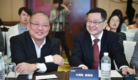 侯毅合影大润发董事长黄明端
