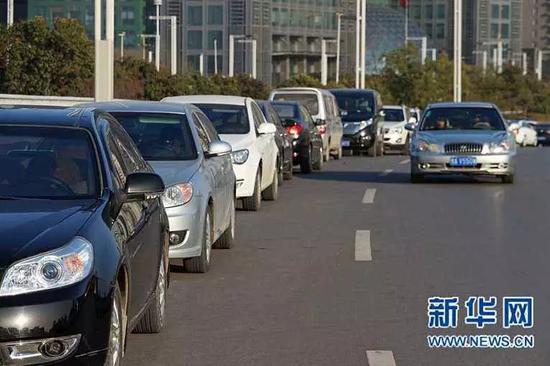 违章停车现象 来源:新华网