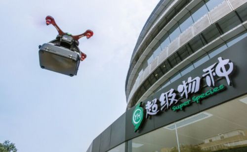今年5月18日,超级物种和亿航智能获得批示,超级物种广州漫广场店至周边小区无人机取餐点之间的固定航线进行无人机物流配送试验飞行。亿航物流无人机已在这条固定航线上完成了600多架次的零故障安全飞行试运营。有了无人机助力,超级物种的生鲜将通过无人机“从天而降”,用户从下单到取餐,整个流程将从最快30分钟缩短为15-20分钟,增加配送效率,确保新鲜。