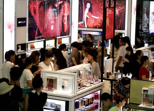 某免税店柜台中国消费者人头攒动