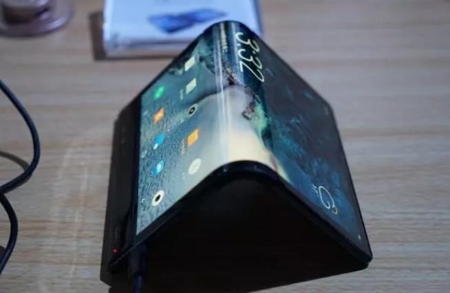 手机要变天了!刚刚,全球首款自由弯曲手机在深圳正式开卖!_零售_电商报