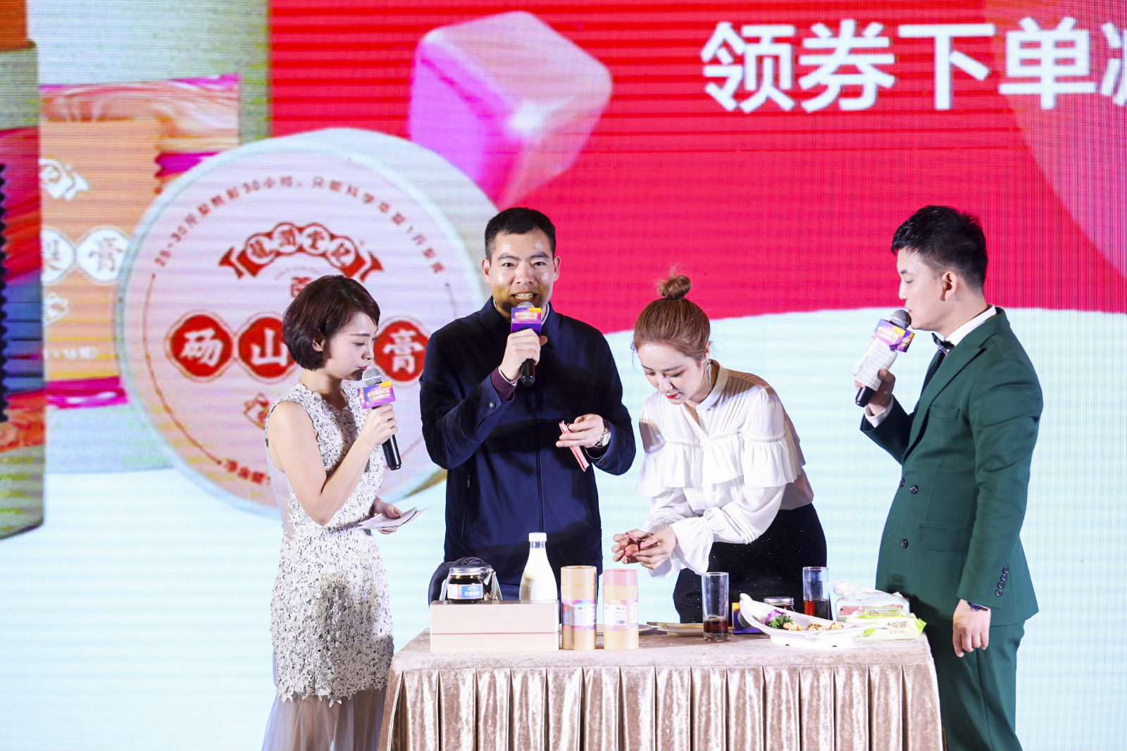 砀山县副县长朱明春和淘宝主播薇娅推介砀山梨膏_meitu_11
