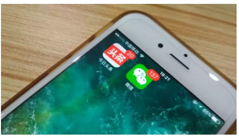 有10亿日活微信还不够！腾讯发起狠来，连自己都打！_行业观察_电商报