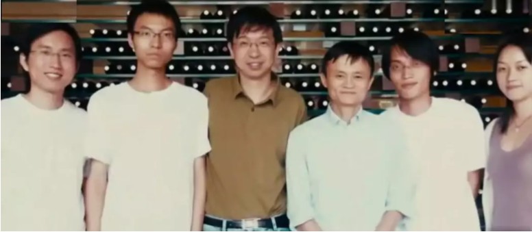 当年那个让他落泪的决定，现在最少值几万亿！_行业观察_电商报