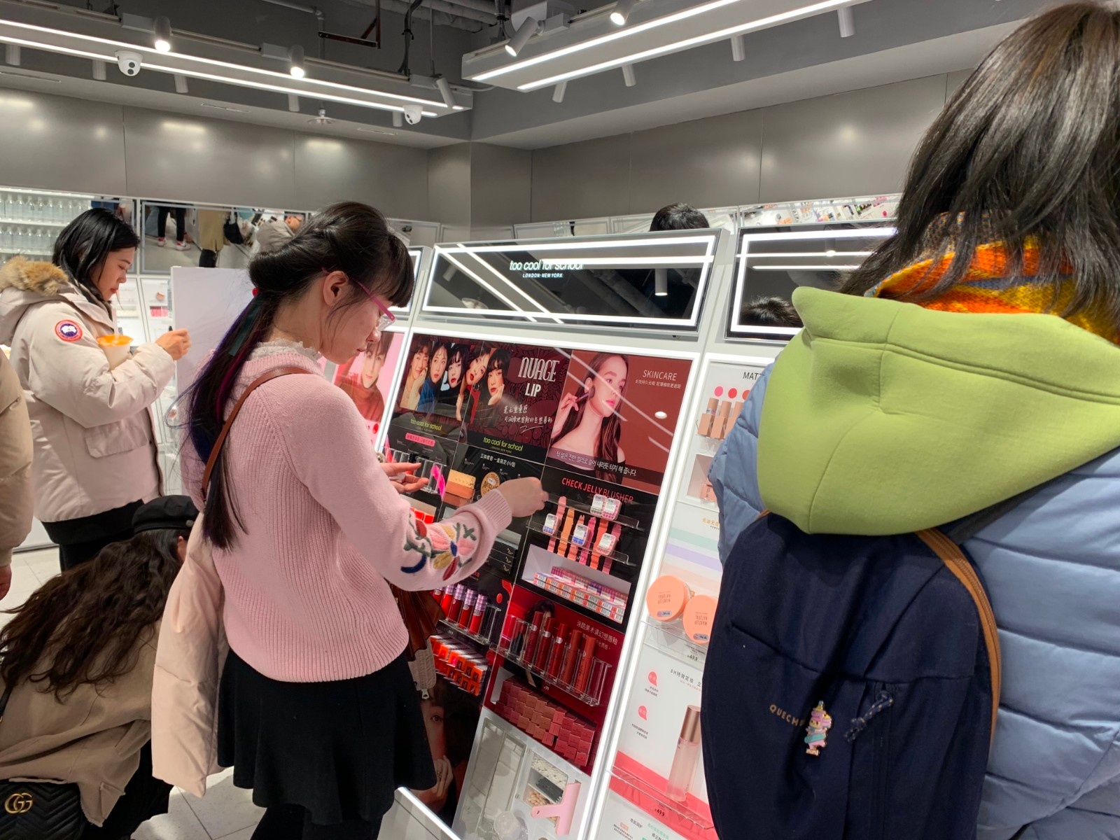 记者探店:线下彩妆集合店加速布局 美妆界也有“快时尚”-中国商网
