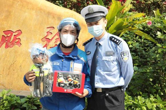 阿里巴巴奖励外卖小哥,交警颁发特聘书:时代不容错过任何一股正能量!_行业观察_电商报