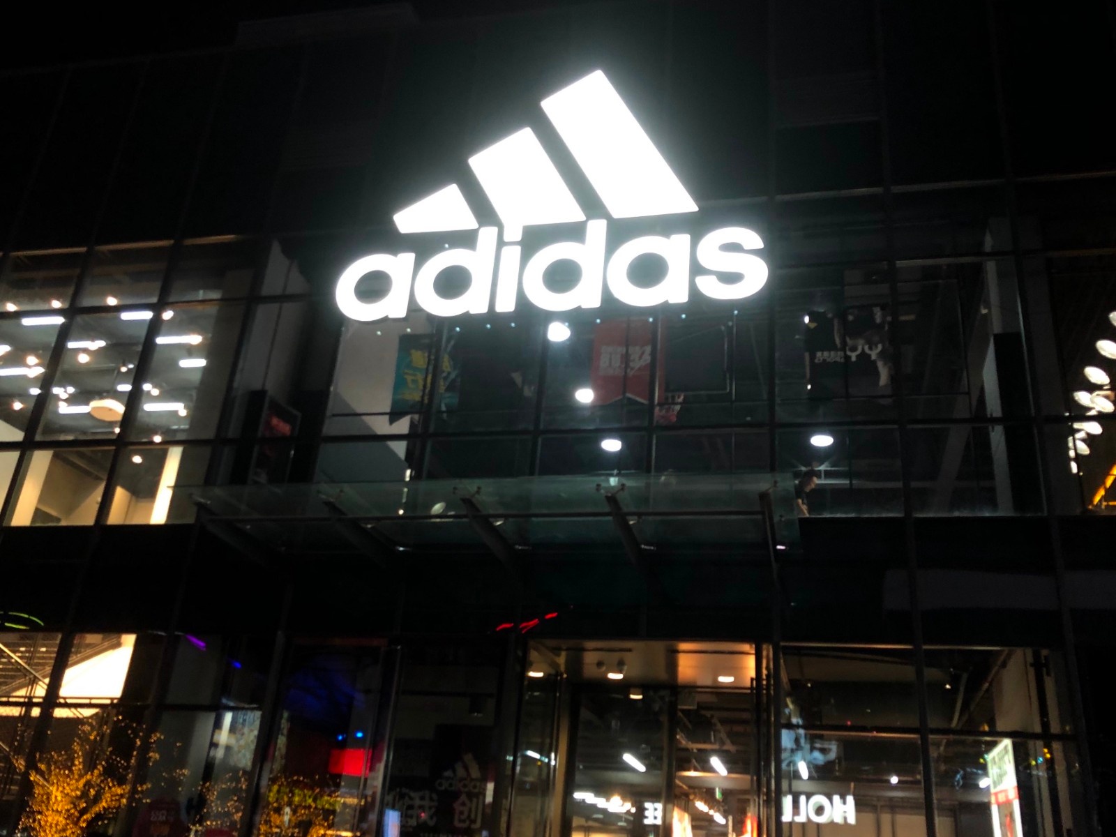 阿迪达斯遭遇危机：七成门店关闭 线上疯狂促销-中国商网