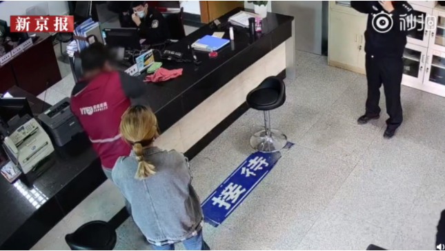 快递小哥遭诬陷崩溃大哭：摧毁成年人的体面，只要一秒钟_行业观察_电商报