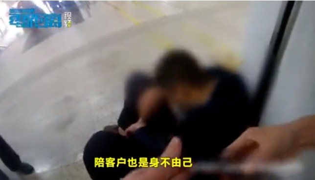 快递小哥遭诬陷崩溃大哭：摧毁成年人的体面，只要一秒钟_行业观察_电商报