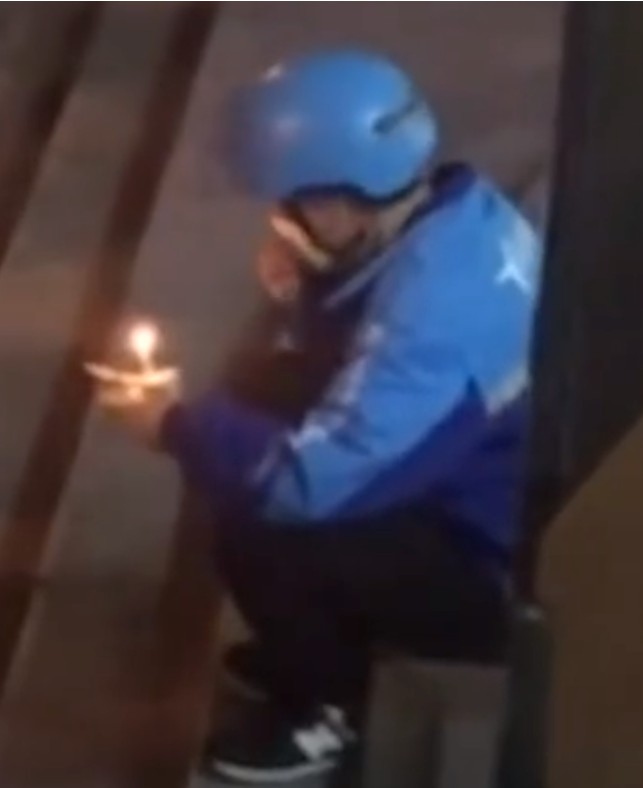 快递小哥遭诬陷崩溃大哭：摧毁成年人的体面，只要一秒钟_行业观察_电商报