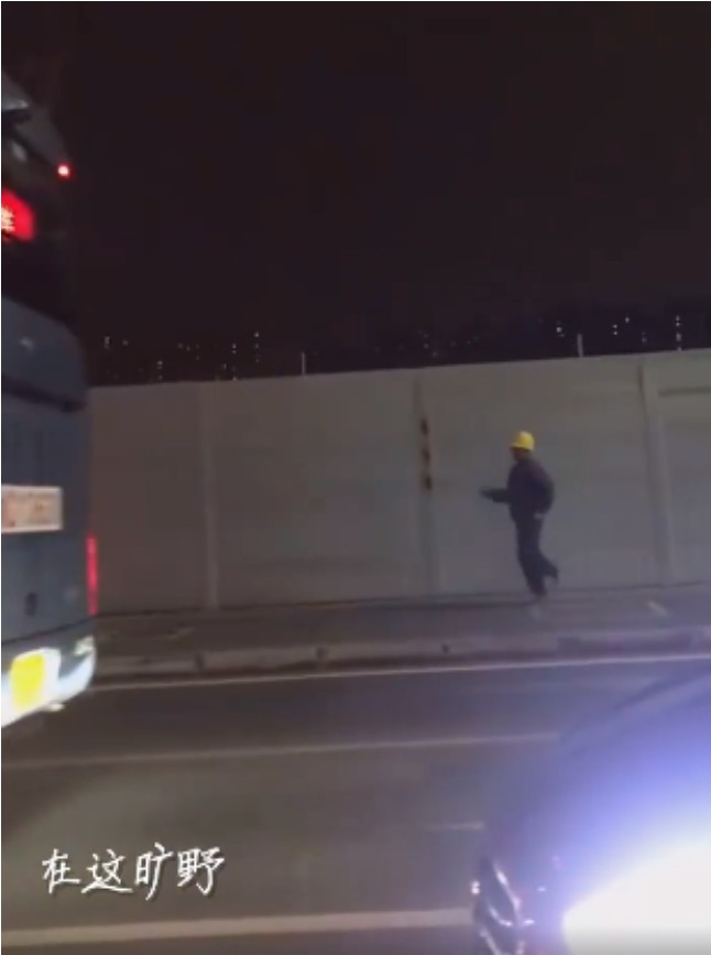 快递小哥遭诬陷崩溃大哭：摧毁成年人的体面，只要一秒钟_行业观察_电商报
