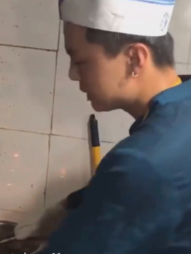 快递小哥遭诬陷崩溃大哭：摧毁成年人的体面，只要一秒钟_行业观察_电商报