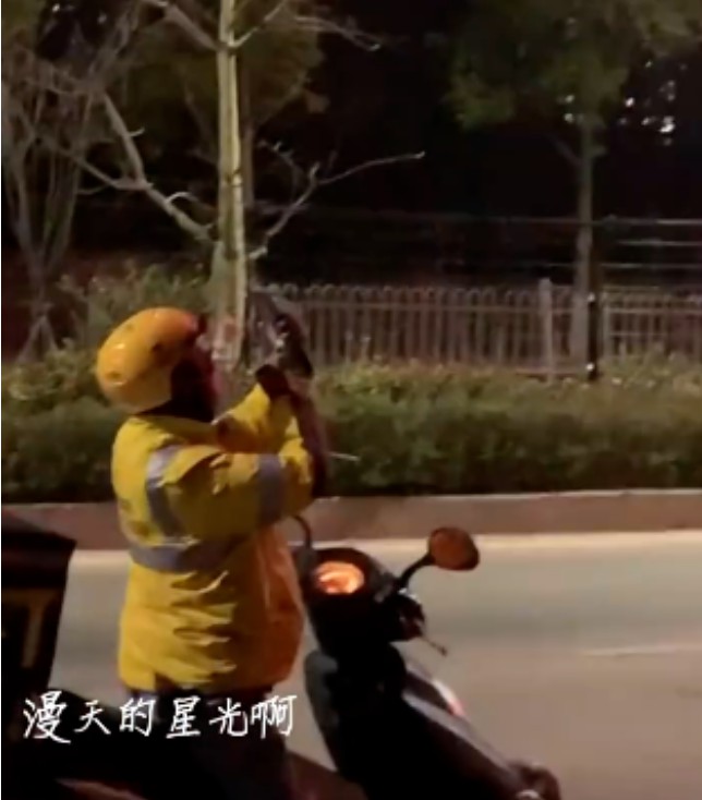 快递小哥遭诬陷崩溃大哭：摧毁成年人的体面，只要一秒钟_行业观察_电商报