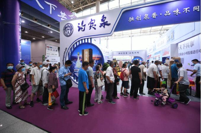 打卡地产品展示会,黄漂亮“恋爱”了