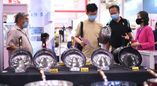 打卡地产品展示会,黄漂亮“恋爱”了