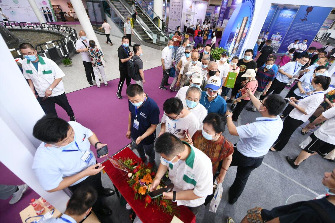 打卡地产品展示会,黄漂亮“恋爱”了