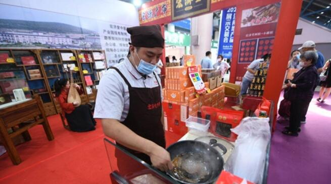 打卡地产品展示会,黄漂亮“恋爱”了