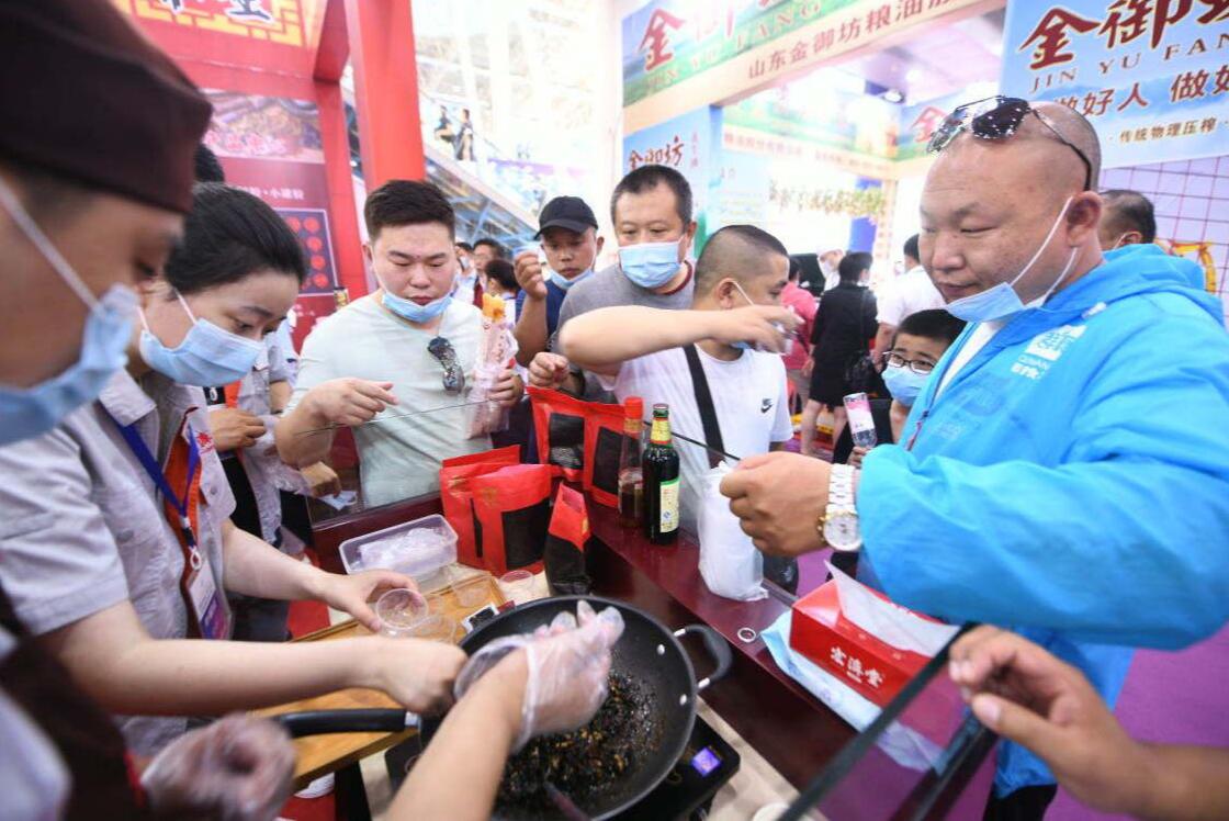 打卡地产品展示会，黄漂亮“恋爱”了