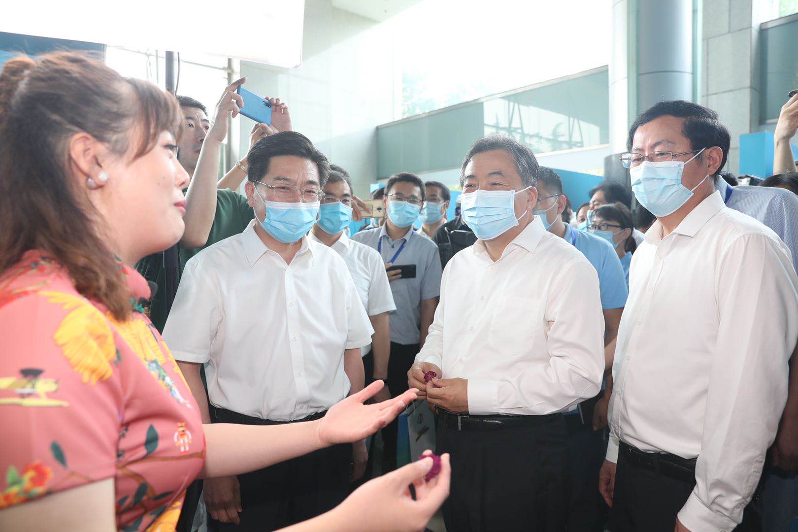 孙立成张德平到电商直播节及济南地产品交易展示会现场巡馆