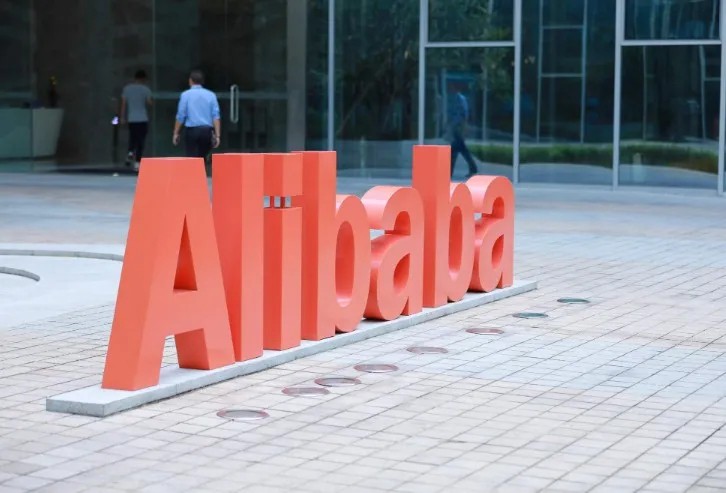 阿里物流AB面：A面指向顺丰，B面印着京东​_物流_电商报