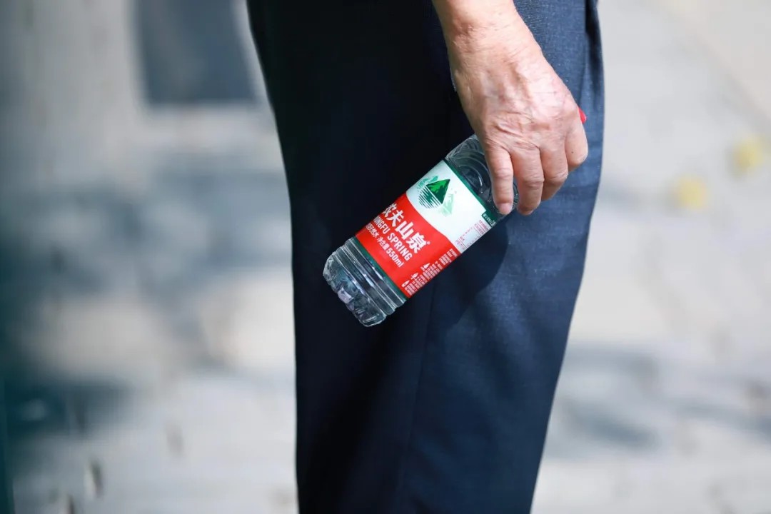 曾与马云同窗,靠卖水做了半小时首富:农夫山泉不仅有点甜,还很赚钱!_行业观察_电商报