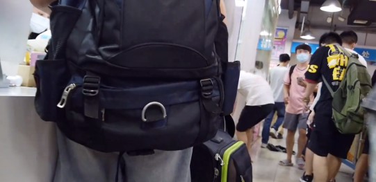 揭秘华强北的美妆生意：价格不及专柜三分之一，靠微商代购年入过亿_行业观察_电商报