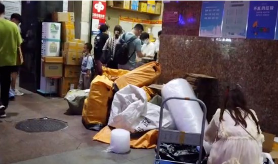 揭秘华强北的美妆生意：价格不及专柜三分之一，靠微商代购年入过亿_行业观察_电商报