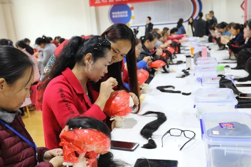 图：在陕西宜君的假发工厂，在家门口就业的女工成为了全球产业链的一部分